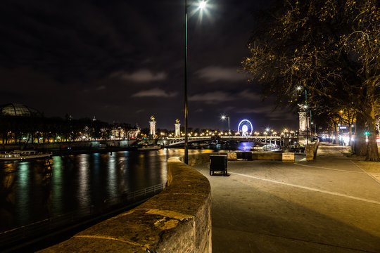 Fototapeta Beautiful night over looking The Pont Alexandre III and Ferris Wheel from Pont des Invalides in Paris.