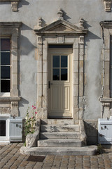 Fototapeta na wymiar Porte d'une vieille maison de La Rochelle en France