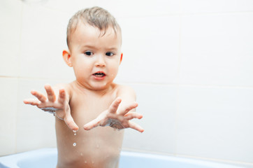 the child in the bathroom with your hands shows the gesture of negation