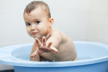 the child in the bathroom with your hands shows the gesture of negation