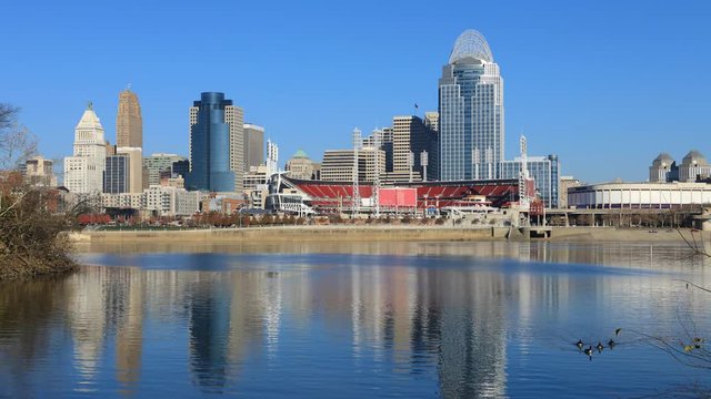 Timelapse of the Cincinnati skyline with Ohio River in foreground 4K