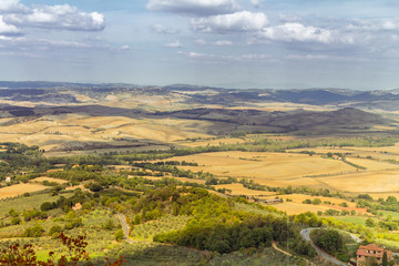 Fototapeta na wymiar Tuscany landscape with cloudy sky