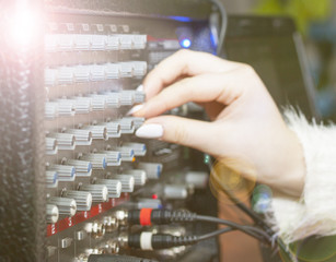 knob, toggles the volume control to a manual tuner, manual, amplifier,