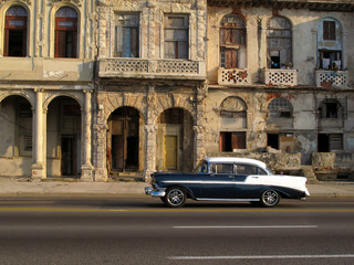 Fototapeta na wymiar Classic american car at Malecon Boulevard in Havana, Cuba