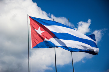 Bandiera Cuba con cielo e nubi