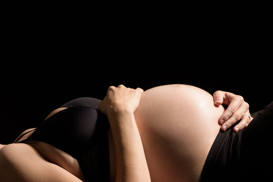 Schwangere Frau liegend