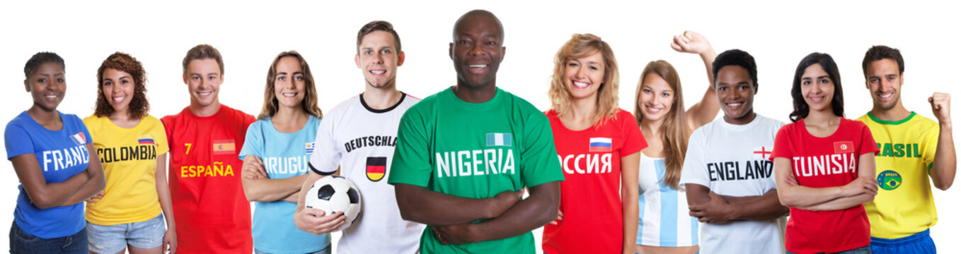 Nigerianischer Fussball Fan mit Gruppe internationaler Fans