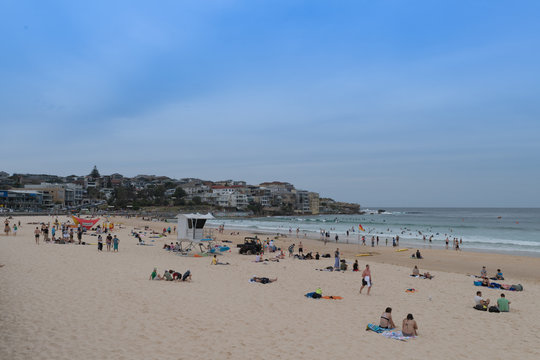 Blick über Bondi-Beach in Sydney zur Bucht in Richtung Meer 