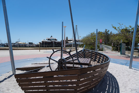 Kinderspielplatz in Form eines Bootes mit Steuerrad und Fernrohr-Attrappe