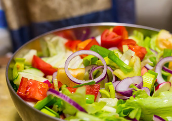 lettuce vegetable onion rings tomato lettuce close-up, iron bowl with leek snack