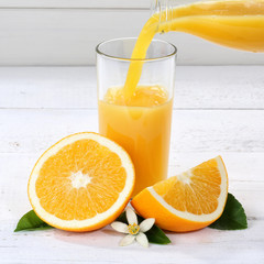 Orangensaft einschenken eingießen eingiessen Orangen Saft Quadrat Flasche Orange Fruchtsaft