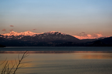 Lago con montagne innevate