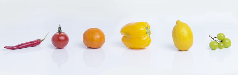 freigestellte Obst auf Weisser Hintergrund in Farbe Verlauf