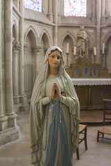 Naklejka premium A statue of the Virgin Mary who praying