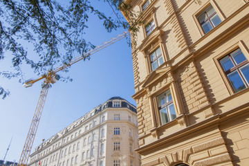 Mehrfamilienhäuser (Altbauten) und ein Kran in Wien, der Hauptstadt von Österreich