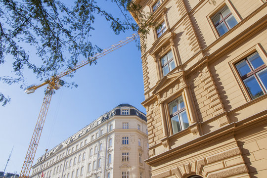 Mehrfamilienh&auml;user (Altbauten) und ein Kran in Wien, der Hauptstadt von &Ouml;sterreich
