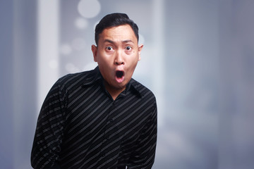Obraz premium Funny Young Asian Man Amazed Shocked Gesture