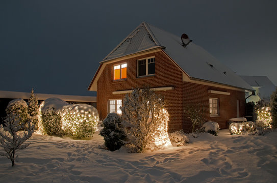 Einfamilienhaus in der Weihnachtszeit