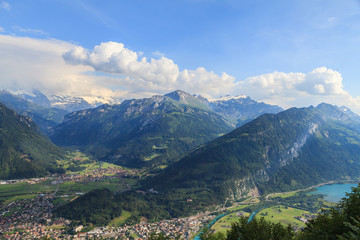 Fototapeta na wymiar Interlaken town and lake brienz surrounded by mountainous area, Switzerland