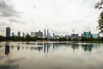 Obraz premium A view of Taman Tasik Titiwangsa (Titiwangsa Lake Gardens) with Kuala Lumpur's skyline in the background - Malaysia