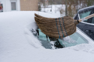 Verschneites Auto wird vom Schnee und Eis befreit