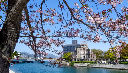 広島、世界遺産、平和公園、原爆ドーム、春、桜の咲く頃 - obrazy, fototapety, plakaty