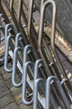 Metallstangen eines Fahrradparkplatzes