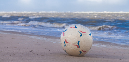 Spielball am Strand