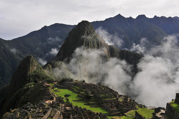 Cloudy Machu Picchu © thibhou