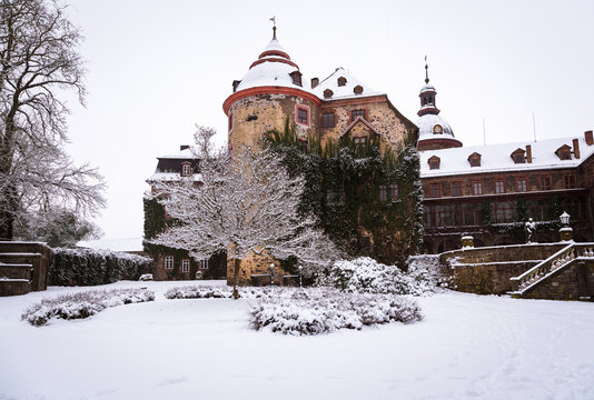 Schloss Laubach verschneit 