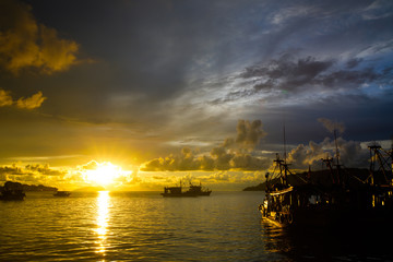 Obraz premium Sparkle at senset at the fishing harbour in Kota Kinabalu in Sabah Malaysia