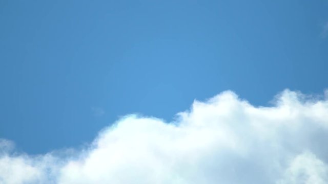 背景素材／流れる雲と青空