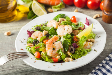 Shrimp salad with tomato, olives and cashew nuts.