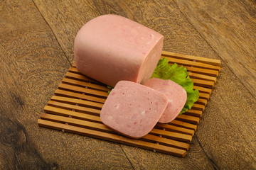 Ham over salad leaves