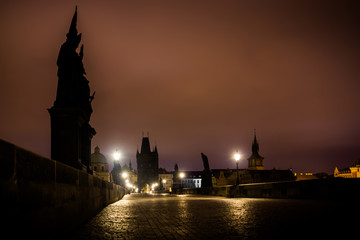 Obraz premium Charles bridge in Prague with lanterns at night
