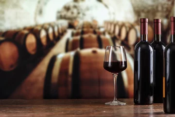 Gordijnen Wijn proeven. Wijnkelder met wijnfles en glazen. Met ruimte voor tekst © alexshyripa