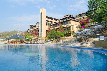 Fototapeta na wymiar hotel with swimming pool