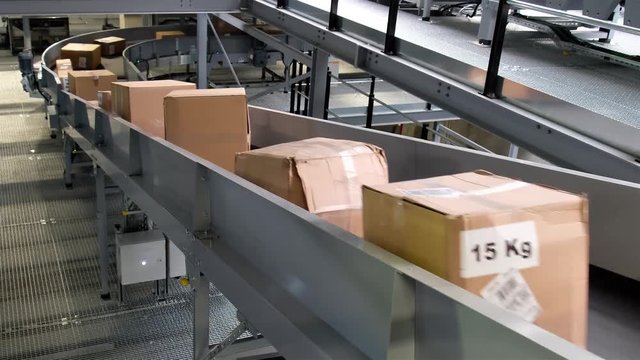 Parcels merging on conveyors - time lapse