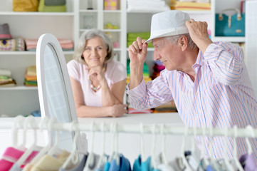 Obraz premium Senior couple choosing hat 