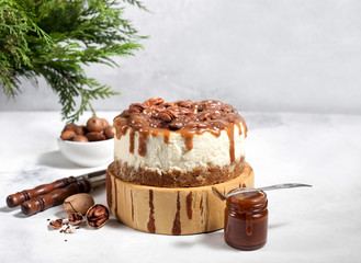Christmas cheesecake with pecans and caramel sauce