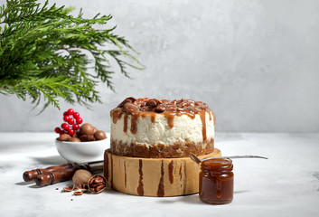 Christmas cheesecake with pecans and caramel sauce
