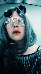Mujer extraña con gafas retro 