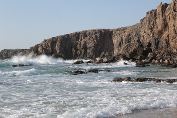 Costa rocciosa a picco sull'oceano atlantico a Fuerteventura