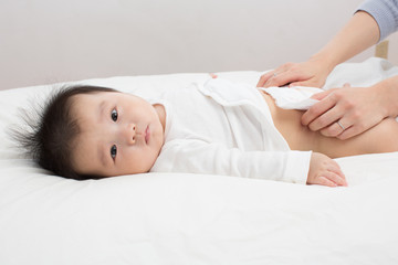 おむつを替えてもらう赤ちゃん