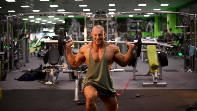 bodybuilder training in gym his legs