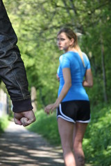 Bevorstehender Übergriff auf junge Joggerin Selbstverteidigung Angriff Selbstbehauptung Angst...