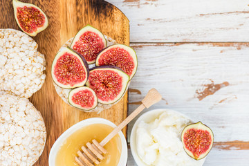 Healthy snack from Rice cakes, figs and ricotta cheese