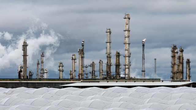 Chemische Industrie produziert Kunststofffolien, mit denen Bauern ihre Felder verpacken, um mehr ernten zu k&ouml;nnen