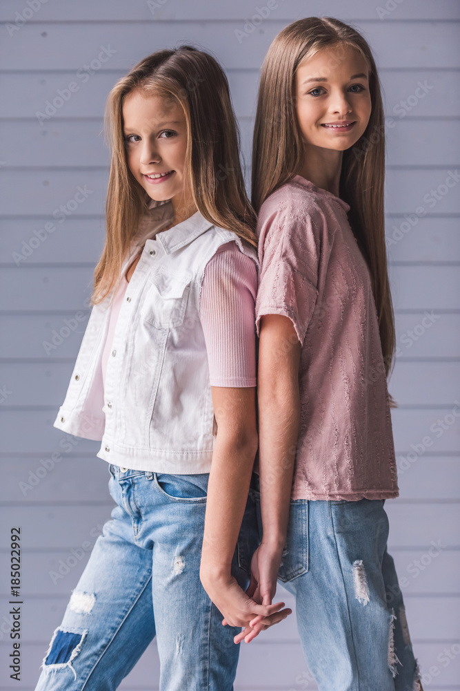 Wall mural two teenage girls