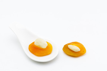 Orejones de albaricoque con almendra